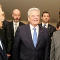 Τσίπρας - Γλέζος στρίμωξαν το Γερμανό Πρόεδρο για λιτότητα και αποζημιώσεις