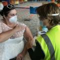 Γυναίκα εμβολιάστηκε ντυμένη με το νυφικό της