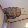 Έπεσε η οροφή από την υγρασία στο γραφείο του Βασίλη Λαμπρινού (φωτορεπορτάζ)