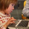 Big brother παιδεραστών οι κάμερες υπολογιστών σε παιδικά δωμάτια