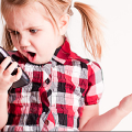Τάμπλετ και κινητά επηρεάζουν την ανάπτυξη του εγκεφάλου των παιδιών