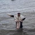 Δεν βούτηξε κανείς για τον Σταυρό και πήγε να τον πάρει ο παπάς.jpg