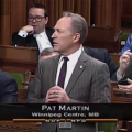 Υπουργός έφυγε από τη Βουλή... γιατί τον στένευε το εσώρουχό του! (βίντεο)
