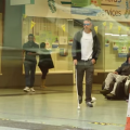 Οι αντιδράσεις του κόσμου όταν πέφτει το πορτοφόλι ενός τυφλού (βίντεο)