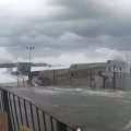 Κύματα &quot;καταπίνουν&quot; το λιμάνι του Ρεθύμνου και πλημμυρίζουν την πόλη! (βίντεο)