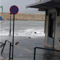 Η θάλασσα &quot;καταπίνει&quot; αυτοκίνητο στο λιμάνι του Ρεθύμνου! (φωτο)