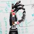 Δημιούργησαν ρομποτικό χέρι που ελέγχεται από το μυαλό