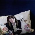 Η Κατερίνα Σακελλαροπούλου και η γάτα της σε... κεντητό μαξιλαράκι 