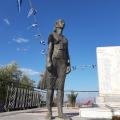 Το μνημείο των Σκουρβούλων με το εξαιρετικό γλυπτό της Ασπασίας Παπαδοπετράκη &quot;Η γυναίκα στην Αντίσταση&quot;