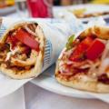 Η τρόικα παραλίγο να φάει τα σουβλάκια των δημοσιογράφων 