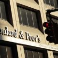 H Standard &amp; Poor&#039;s αναβάθμισε την ελληνική οικονομία κατά μία βαθμίδα
