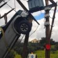 Ο οδηγός οχήματος σκαρφάλωσε στην κυριολεξία πάνω σε πάσσαλο της Αρχής Ηλεκτρισμού Κύπρου 