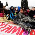 Παραμένουν οι Σύροι πρόσφυγες στην πλατεία Συντάγματος