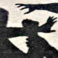 Τον κατηγορεί ότι την βιάσε και την εγκατέλειψε αιμόφυρτη