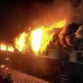 Ινδία: Τουλάχιστον εννέα νεκροί από φωτιά σε τρένο 