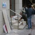 Αποκαθιστούν τα σπασμένα σκαλοπάτια της Βικελαίας (φωτο)