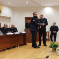 Ο Νίκος Λαγουδάκης βραβεύει εθελοντή Πυροσβέστη