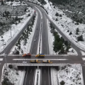 Η χιονισμένη Εθνική Οδός Αθηνών – Λαμίας από… ψηλά!.png