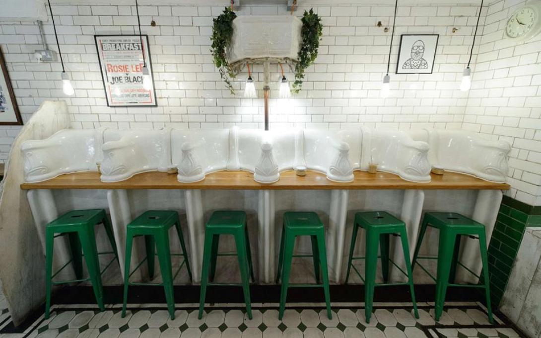 Βικτωριανά δημόσια ουρητήρια έγιναν ... δημοφιλή καφέ στο Λονδίνο