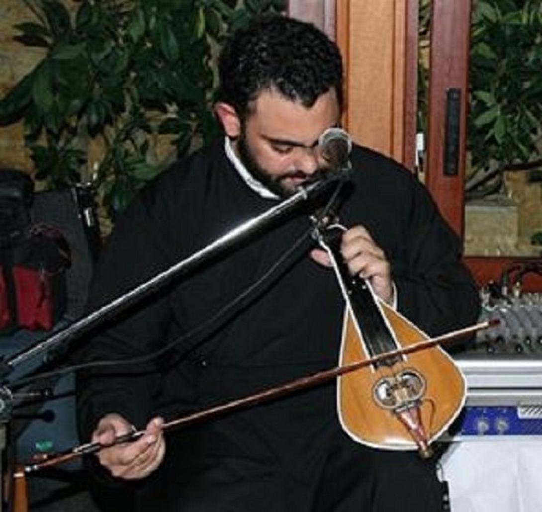 Κρητικός ιερέας παραδίδει δωρεάν μαθήματα λύρας.jpg