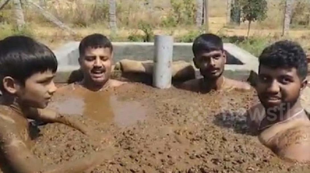 ινδία-μπάνιο σε κοπριά αγελάδας