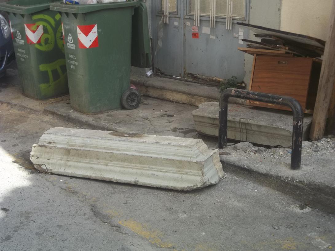 Τρόμος στο Ηράκλειο από κατάρρευση &quot;κορνίζας&quot; ετοιμόρροπου κτιρίου (φωτο)