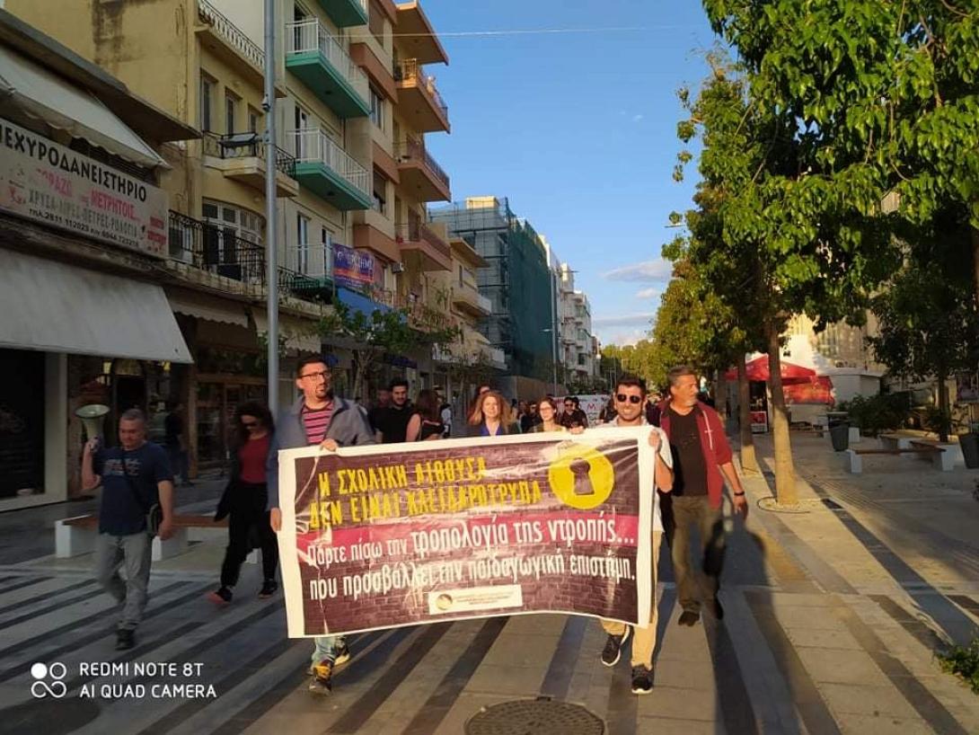 Από την αποψινή συγκέντρωση και πορεία των εκπαιδευτικών.