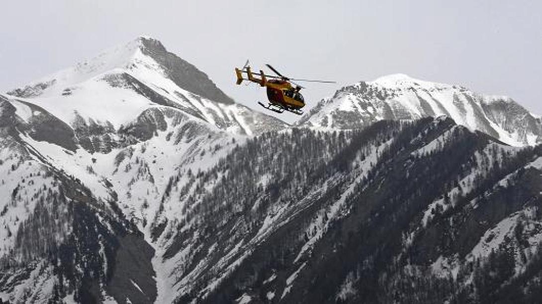 26f5247300000578-3009151-a_rescue_helicopter_flies_over_pieces_of_debris_the_search_opera-a-27_1427232197345.jpg