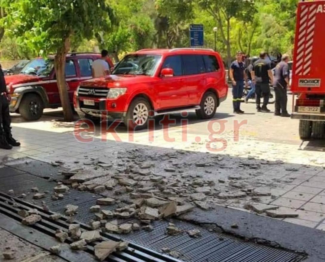 Το κομμάτια έπεσαν ακριβώς στο σημείο όπου γίνεται η είσοδος και η έξοδος των οχημάτων.