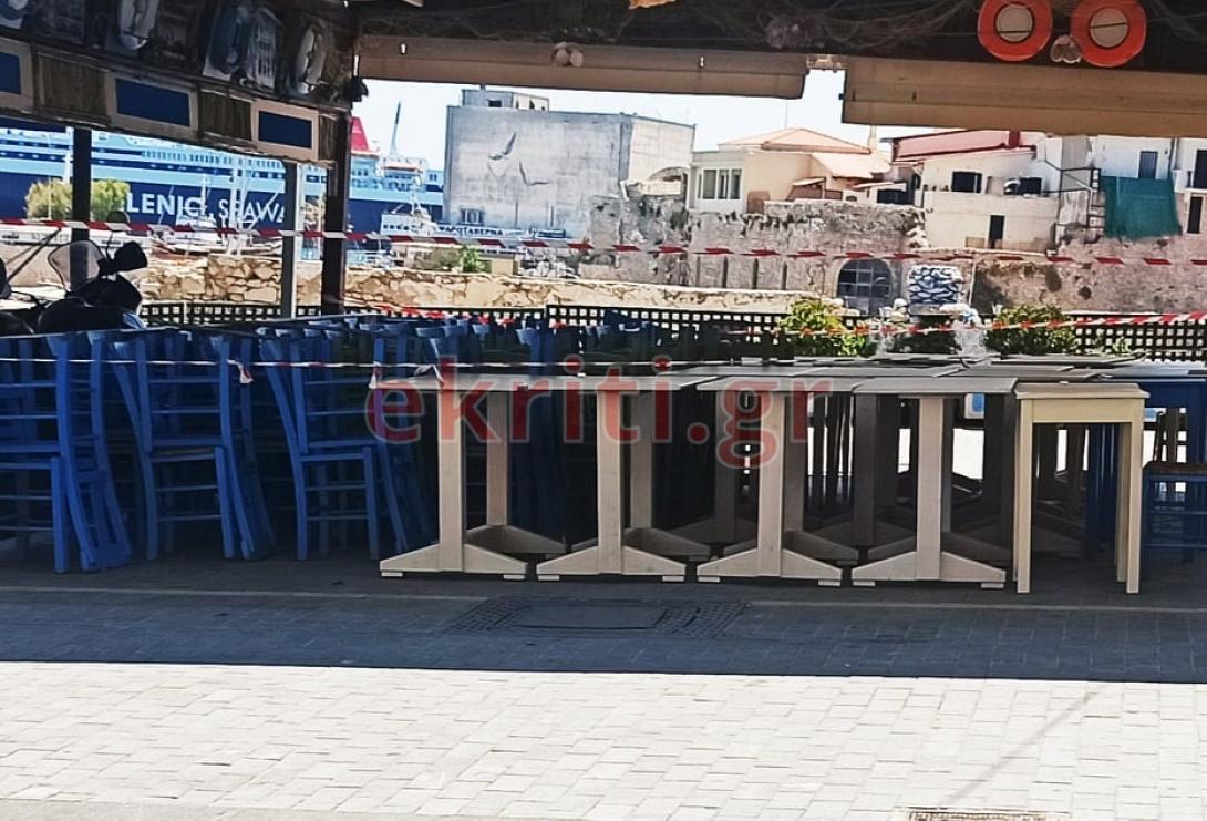 Στοιβαγμένα τα τραπεζοκαθίσματα