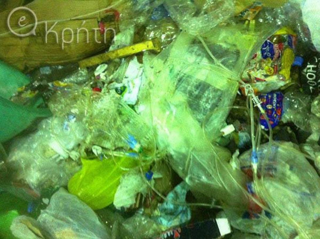 Φωτογραφίες σοκ: Επικίνδυνα ιατρικά απόβλητα "μοιράζουν" μικρόβια στο κέντρο του Ηρακλείου