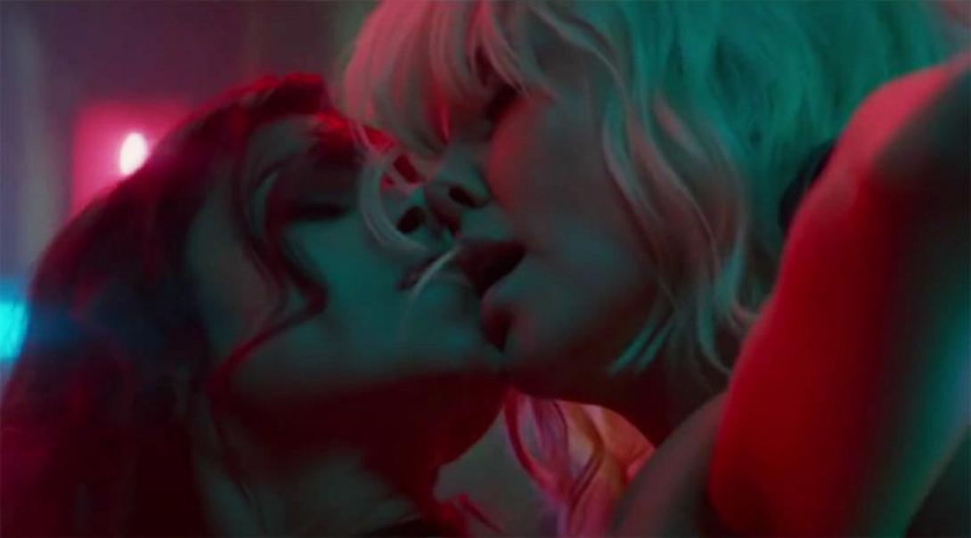 111105-charlize-theron-tueuse-sexy-et-fatale-dans-la-bande-annonce-d-atomic-blon-1490023405.jpg