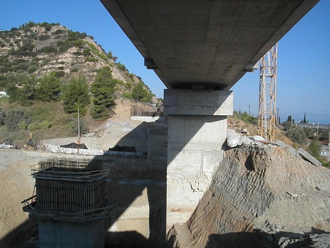 47χρονος απείλησε να αυτοκτονήσει πηδώντας από υπό κατασκευή γέφυρα.jpg