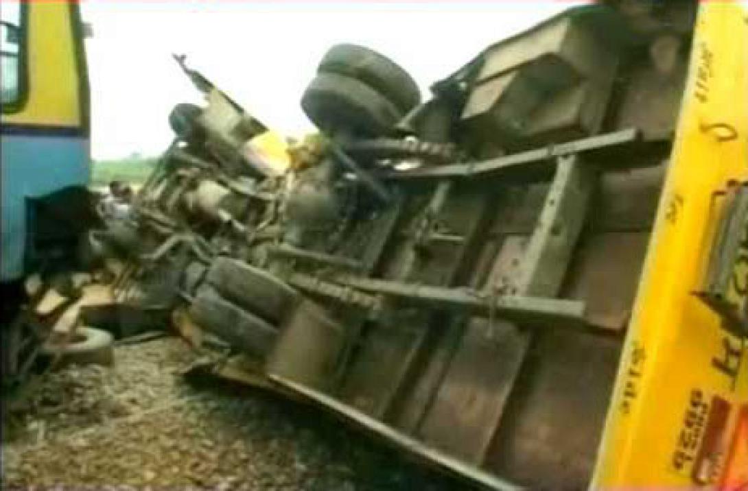 Ινδία: Σύγκρουση τρένου με σχολικό λεωφορείο, δεκάδες νεκρά παιδιά