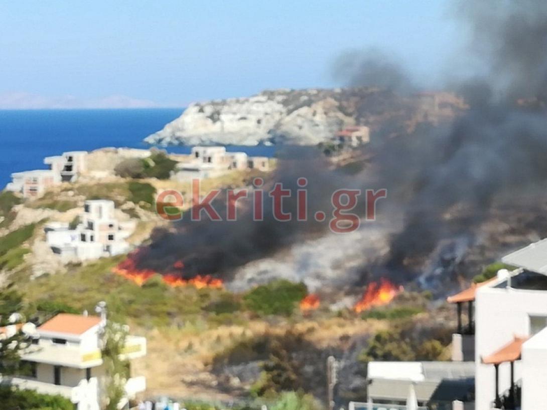 Οι φλόγες καίνε δίπλα σε σπίτια και επιχειρήσεις!