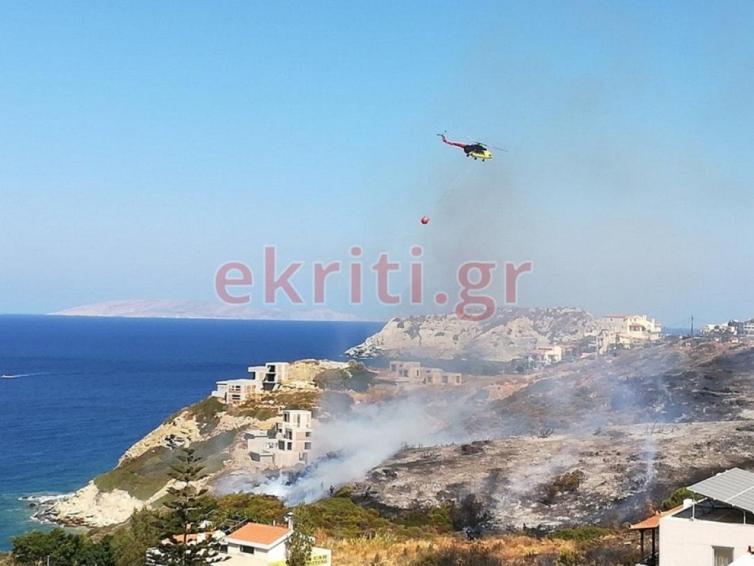 Καθοριστική ήταν η συμβολή του ελικοπτέρου, καθώς οι ρίψεις από αέρος περιόρισαν το πύρινο μέτωπο.
