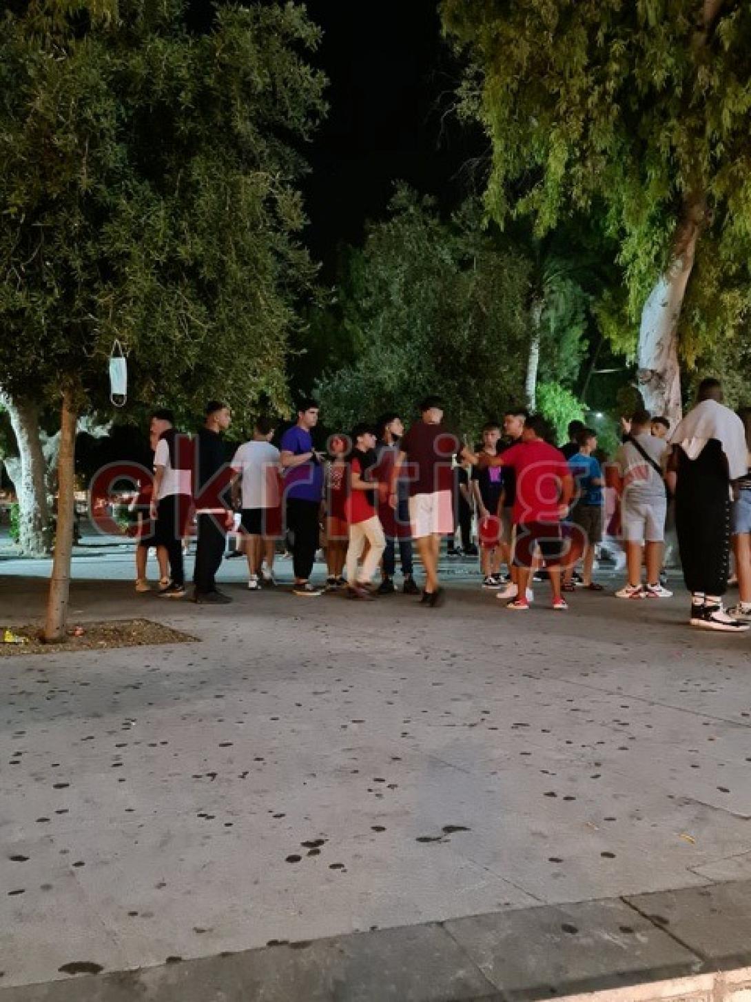 Συνωστισμός και ...μάσκες κρεμασμένες στα δέντρα.