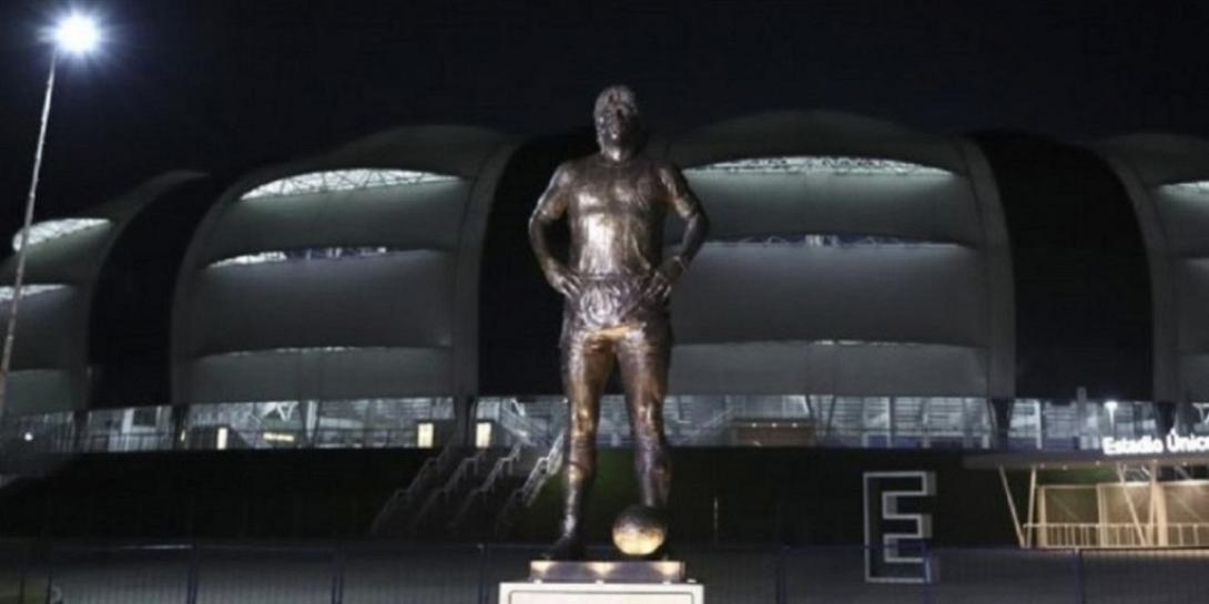 αγαλμα Μαραντόνα