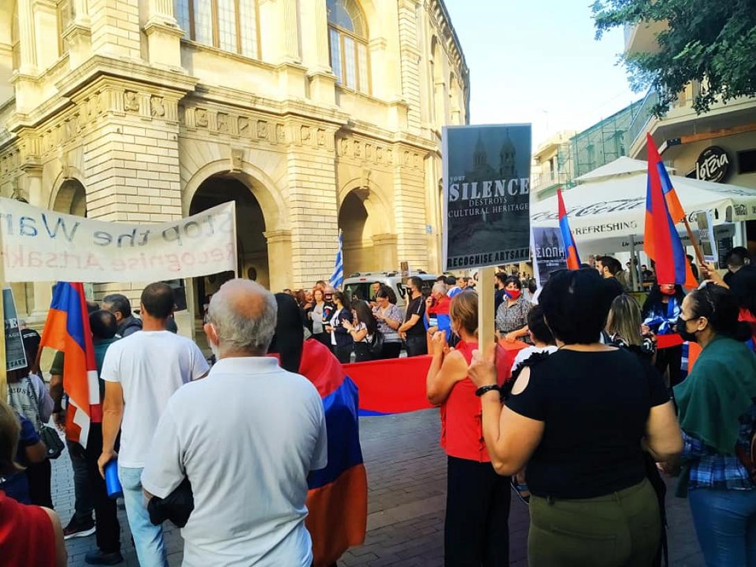 Η συγκέντρωση πραγματοποιήθηκε έξω από το δημαρχείο του Ηρακλείου.