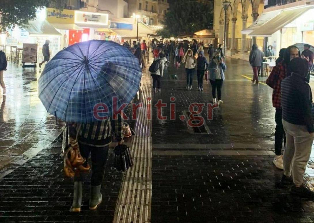 Η αγορά του Ηρακλείου κατακλύστηκε από καταναλωτές, λίγο πριν το lockdown.