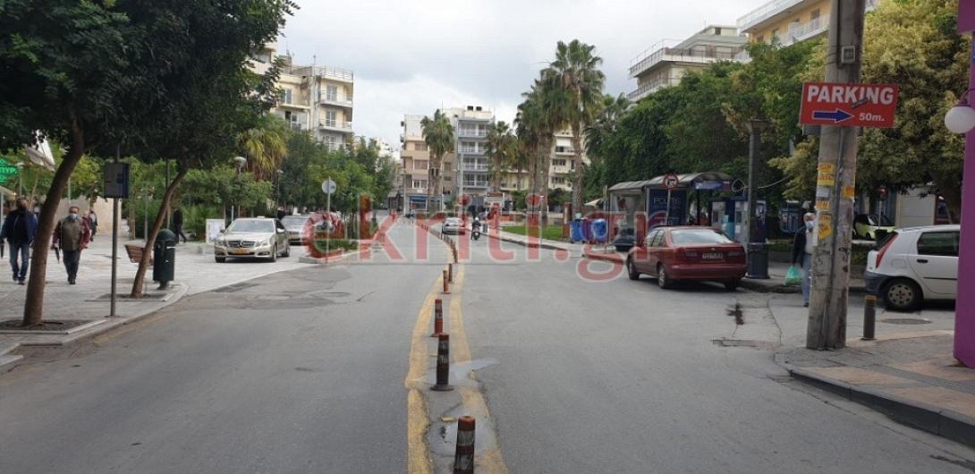 Η πλατεία Κορνάρου άδεια από οχήματα και πεζούς.