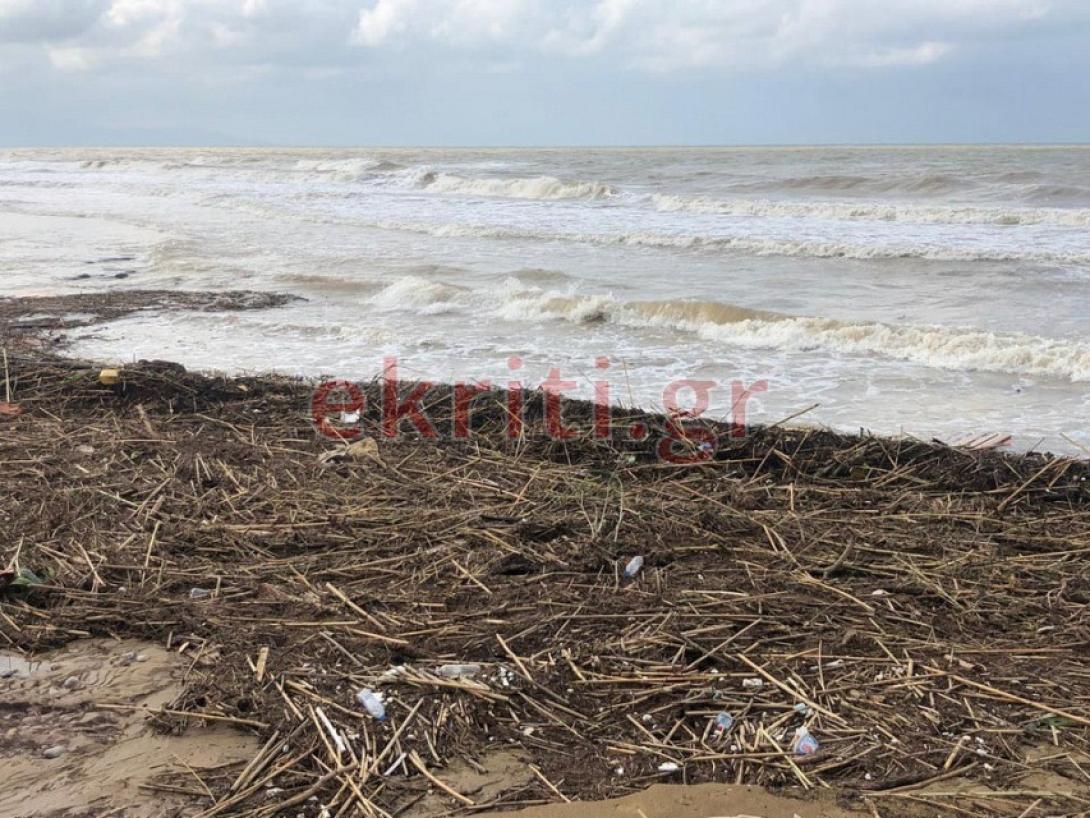 Μεγάλος όγκος φερτών υλικών έχει κατακλύσει την παραλία.