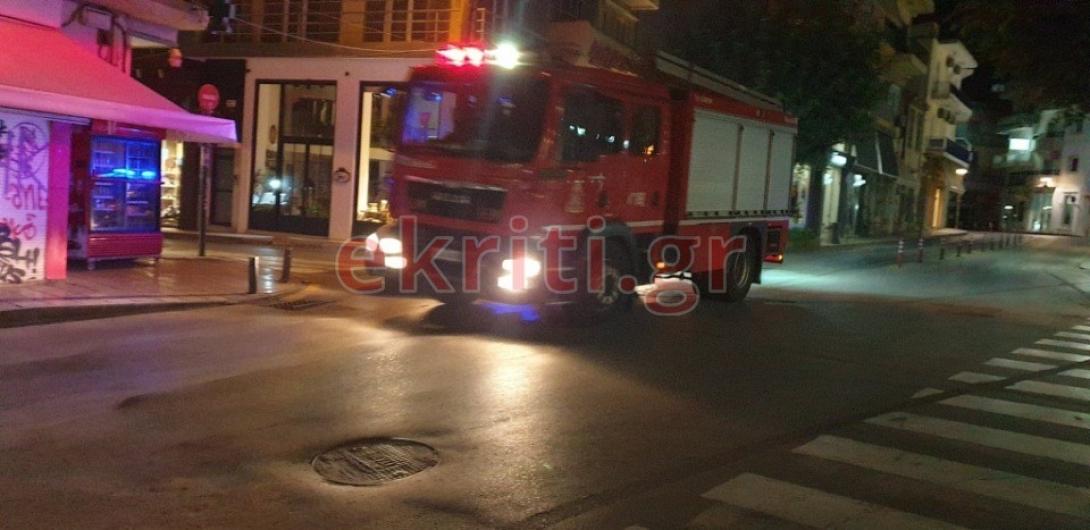 Το ένα όχημα της Πυροσβεστικής ενώ κατευθύνεται προς το σημείο της φωτιάς.