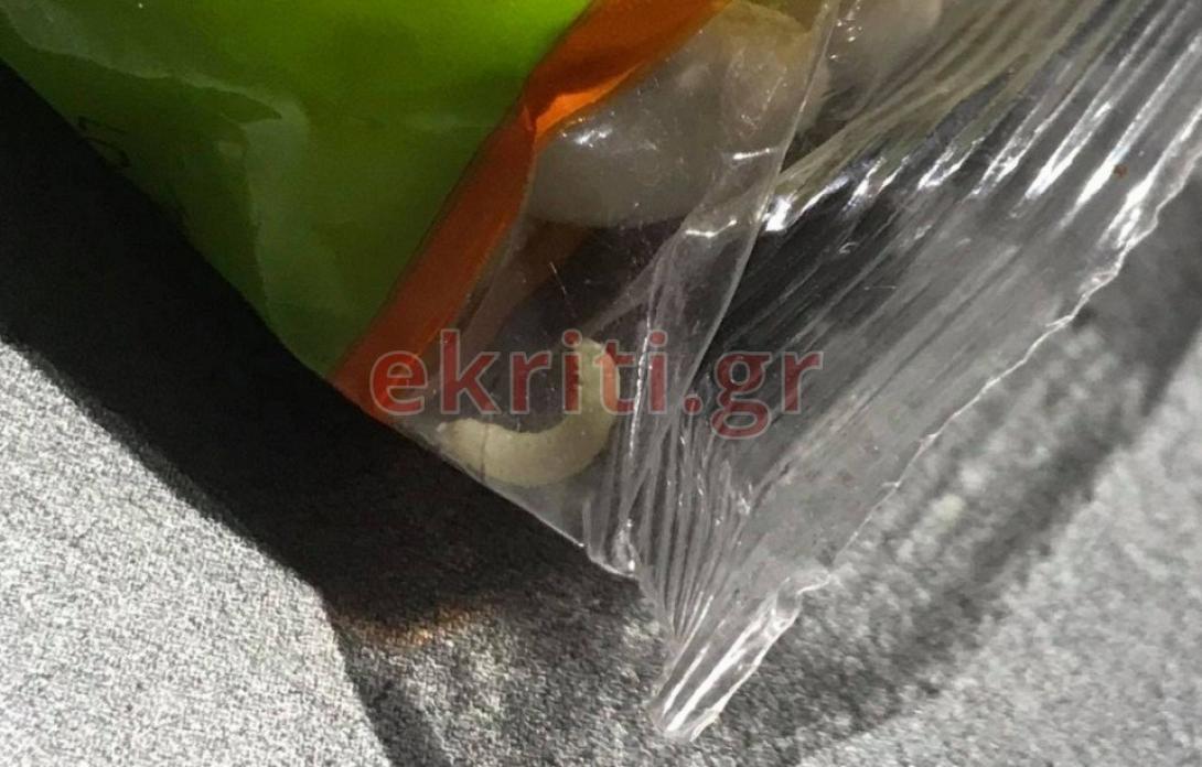 Ένα σκουλήκι μέσα στη συσκευασία με τα φασόλια, όπως το εντόπισαν οι καταναλωτές.