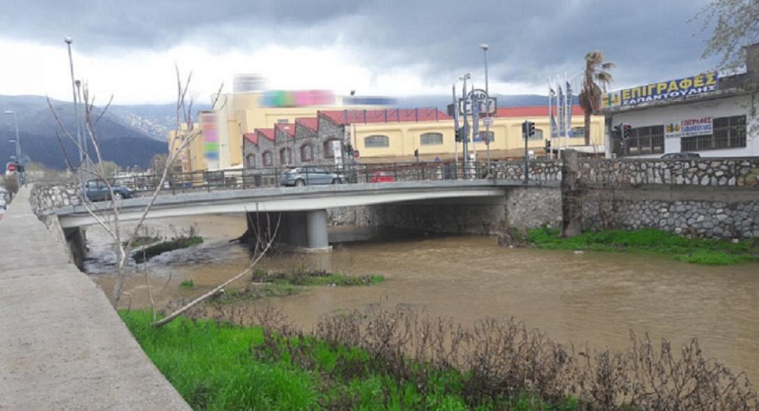  Αυτοκίνητο έπεσε σε χείμαρρο - Σώος ο οδηγός.jpg