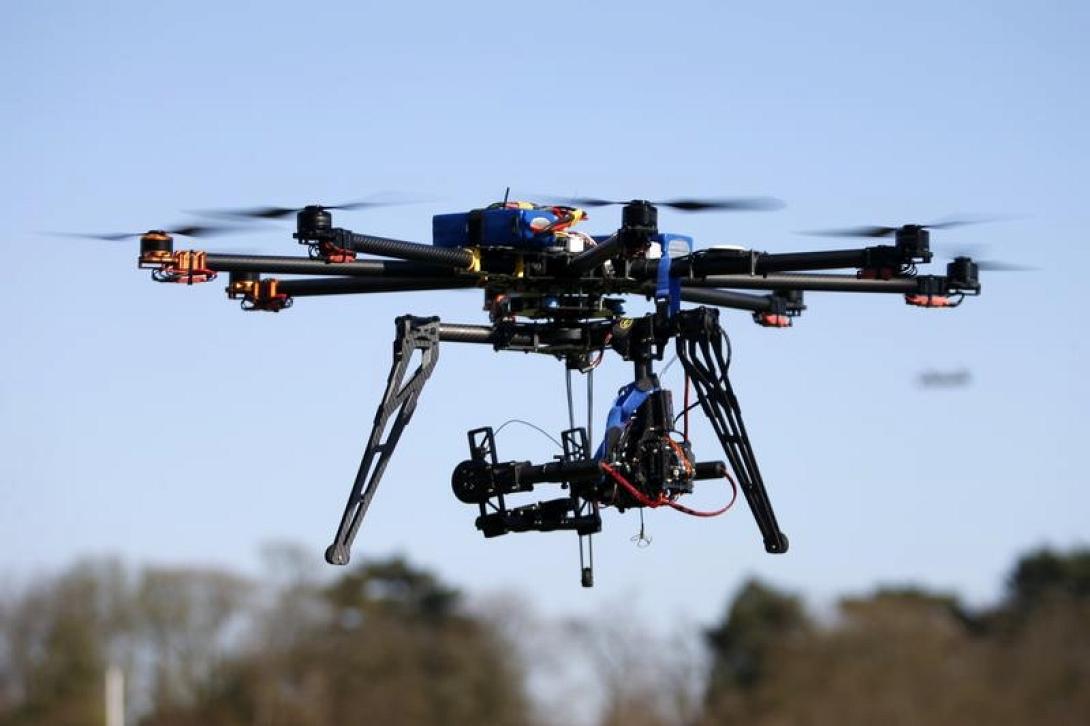 Drones έκοβαν βόλτες στο Παρίσι κατά τη διάρκεια της νύχτας