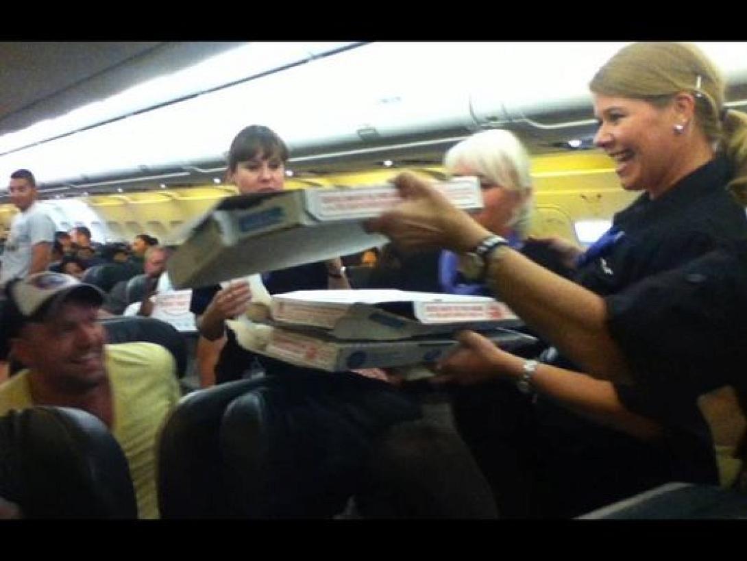 ΗΠΑ: Πιλότος παρήγγειλε πίτσες για να ταΐσει τους 160 επιβάτες του!