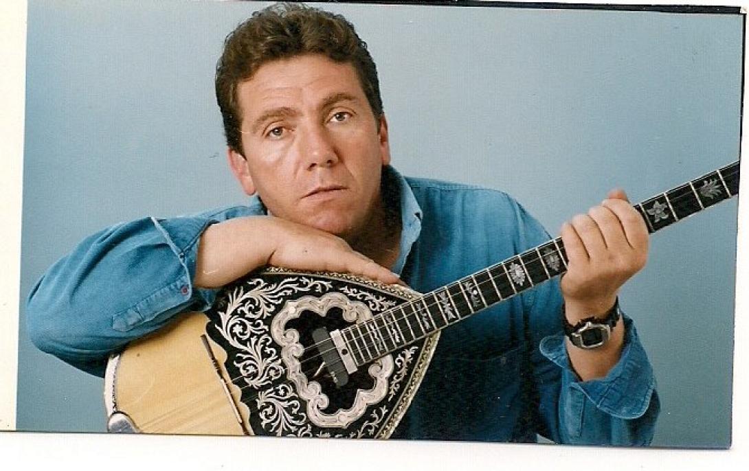 "Δώσε τη μάχη σου λαέ, μη σκύβεις το κεφάλι" ...