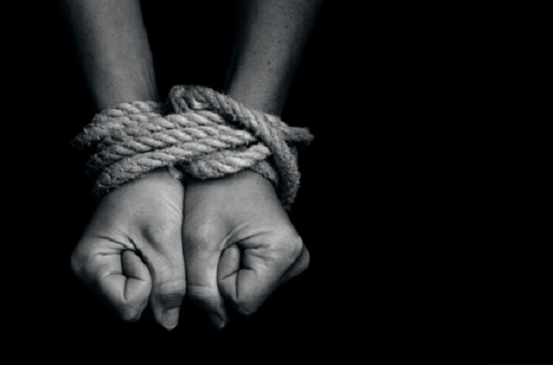 αιχμαλωσία, αιχμάλωτος- χέρια δεμένα με σχοινιά.png