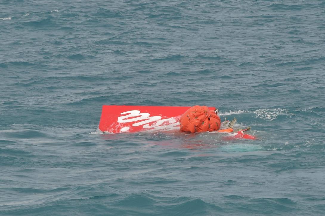 Μέρος της ουράς του αεροσκάφους της AirAsia ανασύρθηκε στην επιφάνεια 